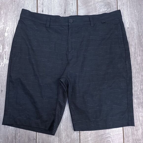 Travis Mathew Mens Bermuda Shorts Size 40 Black Stripe Golf Performance Stretch - Picture 1 of 9
